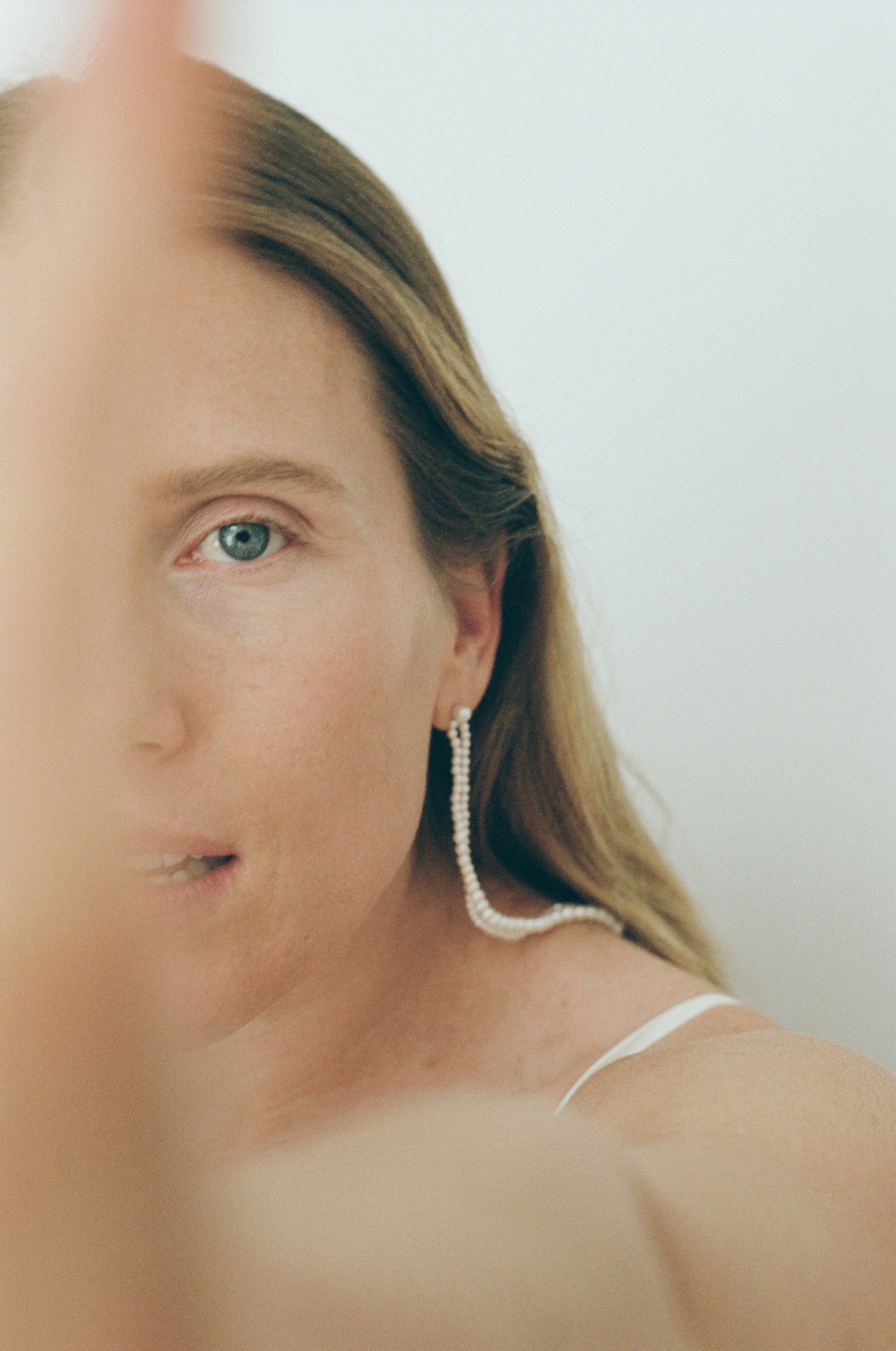 Dree Hemingway wearing Promenade de Perles long pearl earrings.