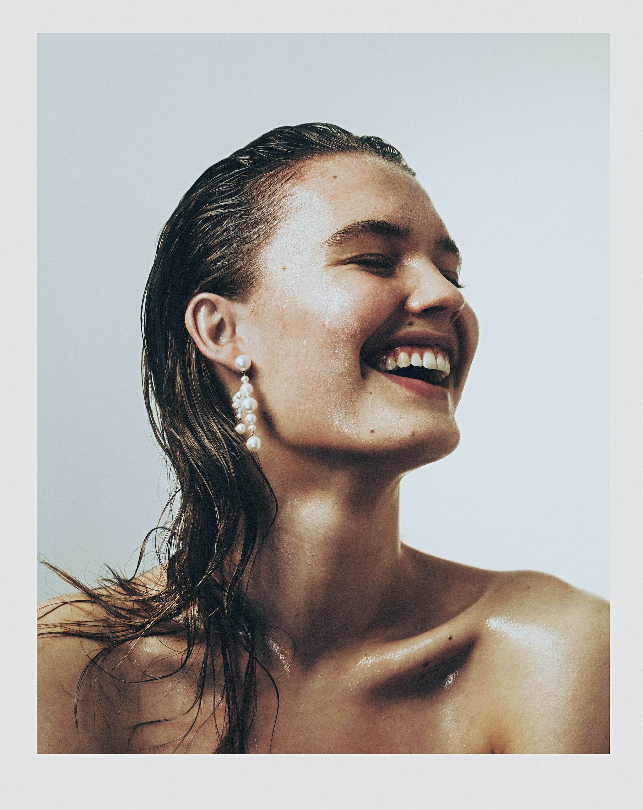 Model wearing Malibu pearl earring