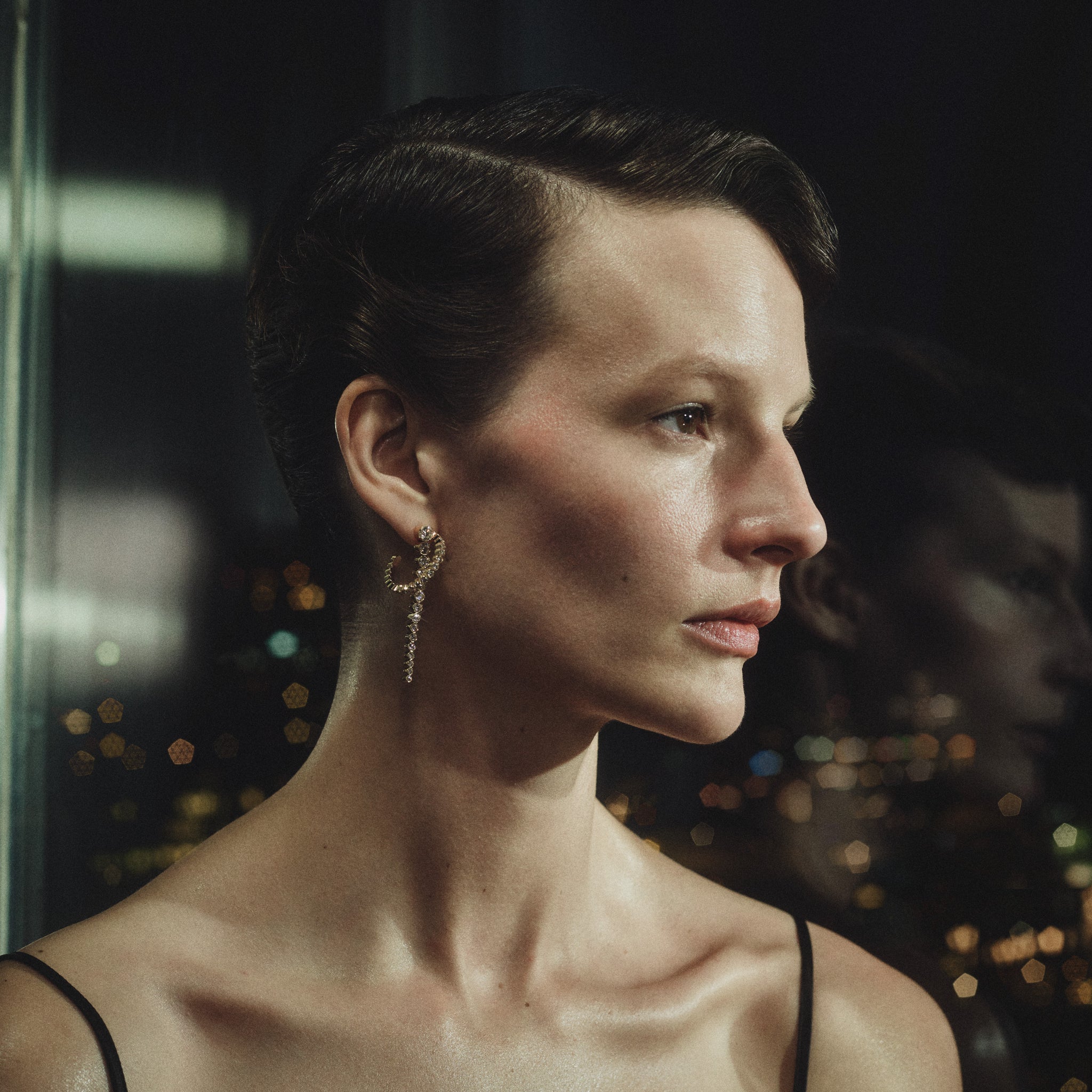 Model wearing Grand Tennis Enlacé earring.
