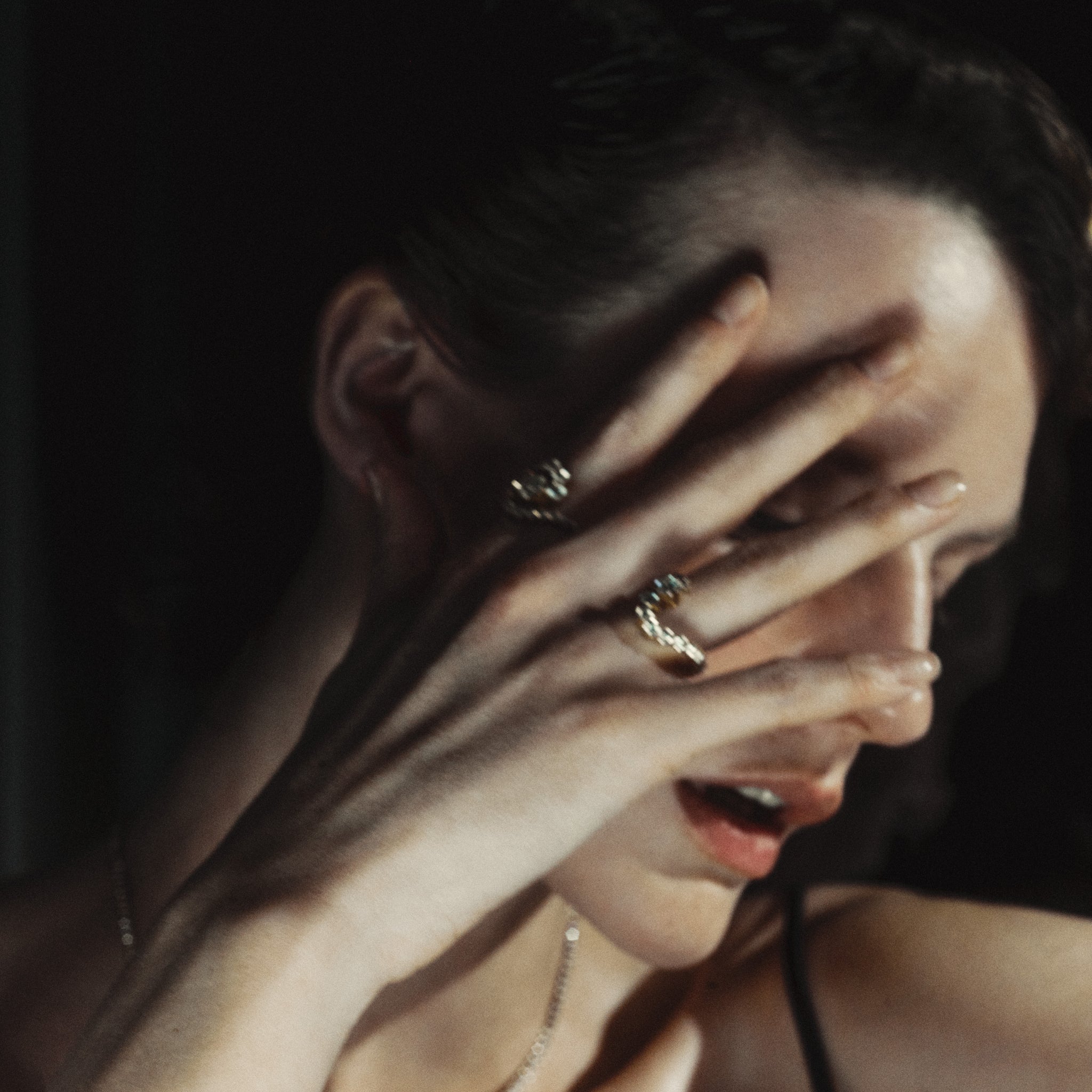 Model wearing Ensemble Escagot and Grand Ensemble Ocean diamond rings.