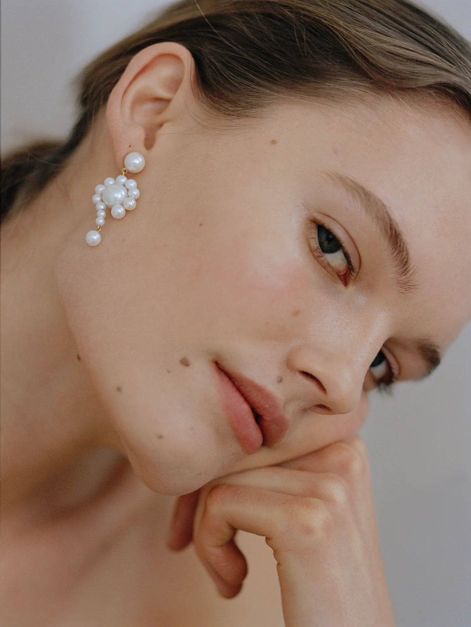 Model wearing Escargot Perle earrings