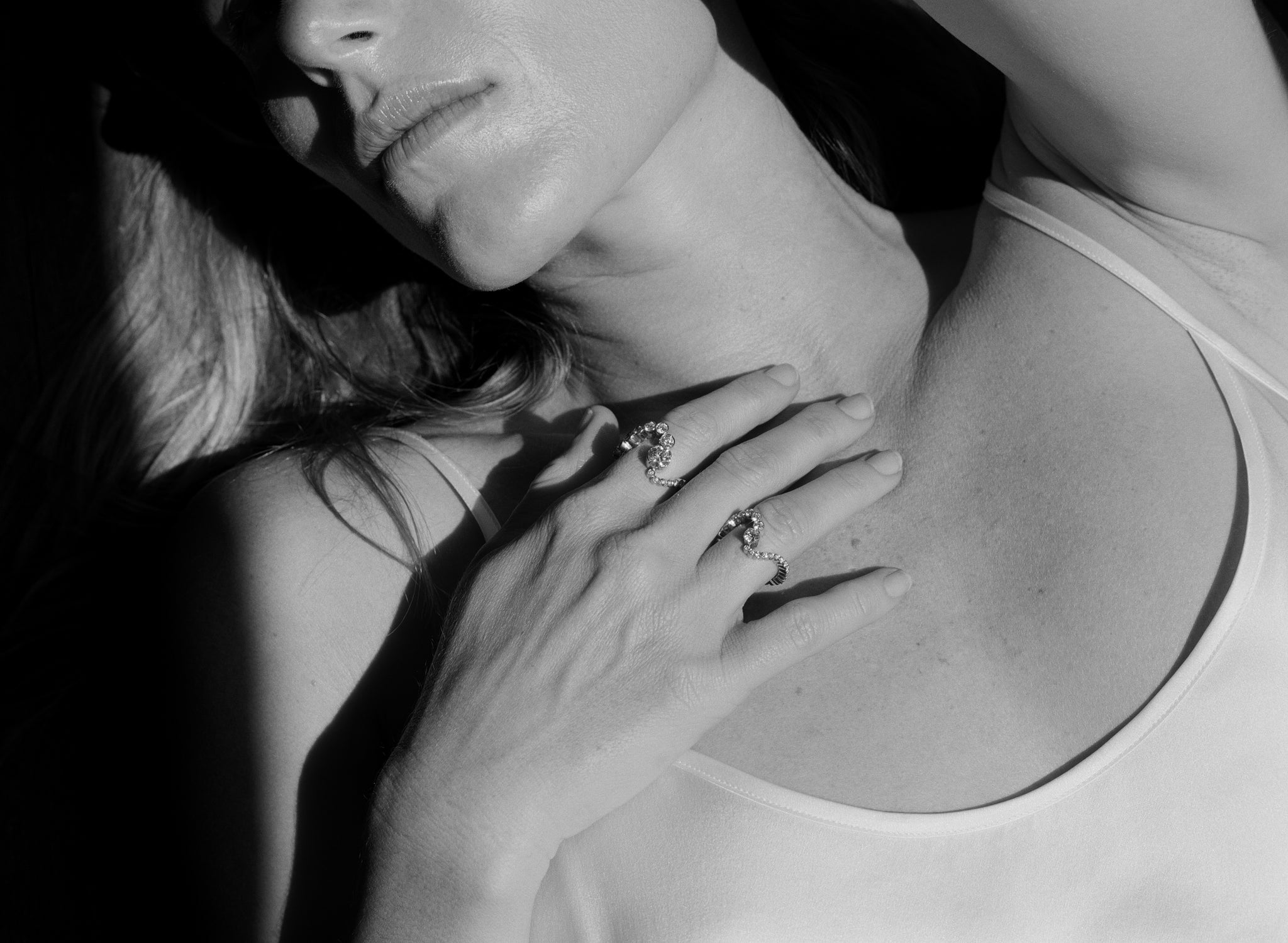 Dree Hemingway wearing Ensemble Ocean Royal diamond ring matched with Ocean Ensemble Diamant diamond ring.