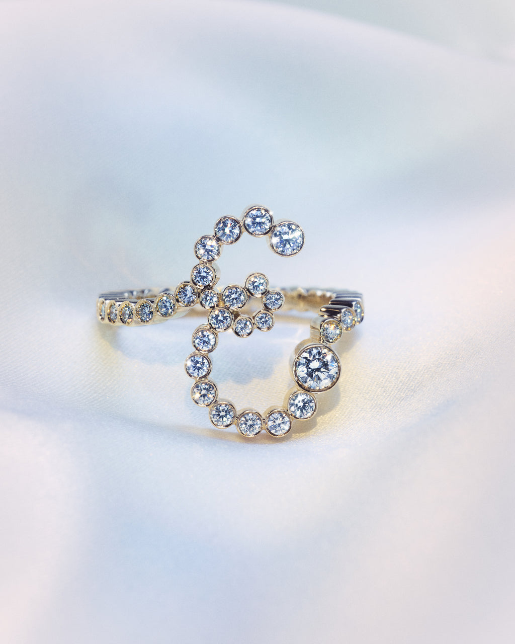 18K yellow gold diamond ring shaped as the letter 'E'