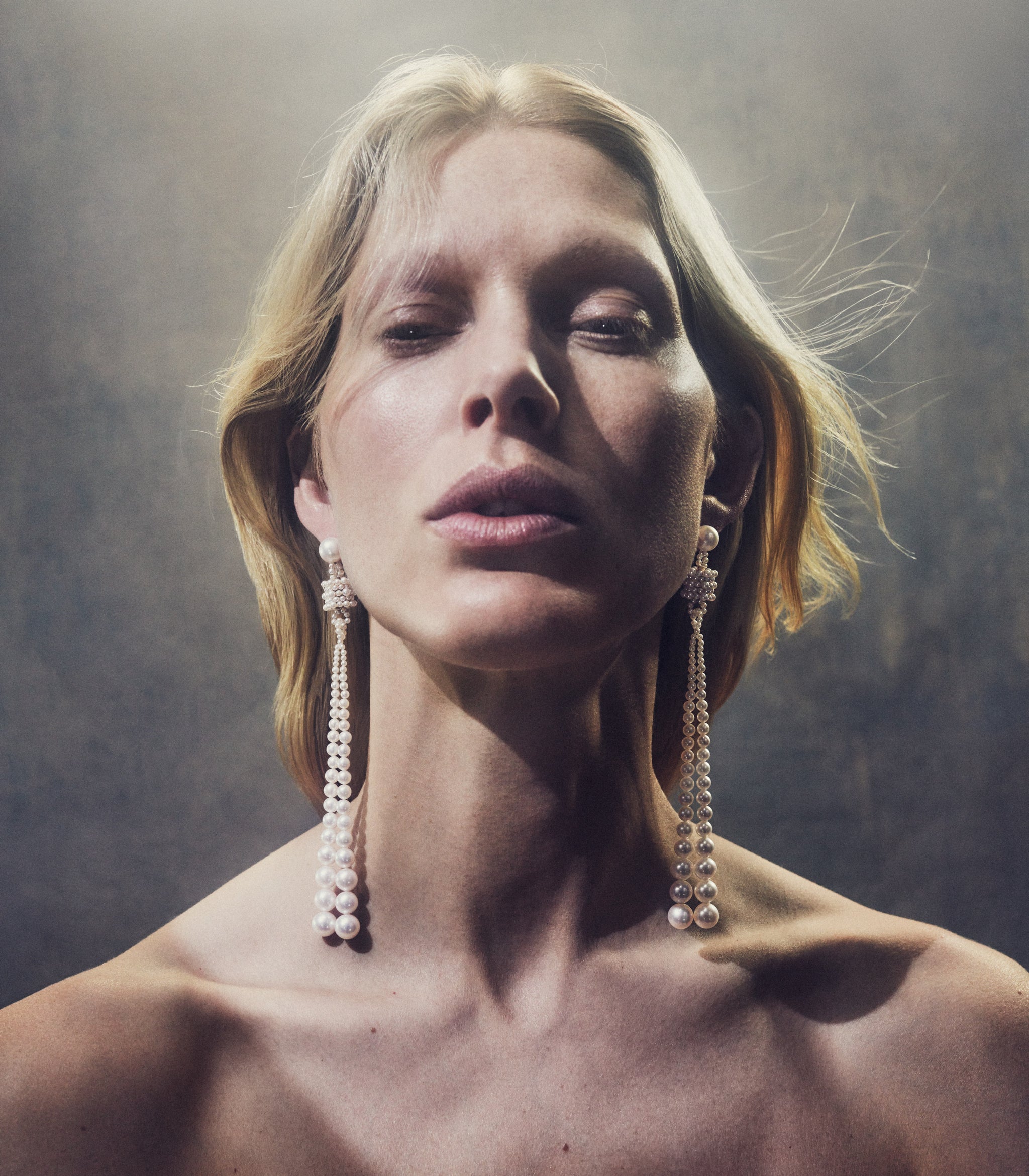 Model is wearing the Piazza Colonna long freshwater pearl earrings.