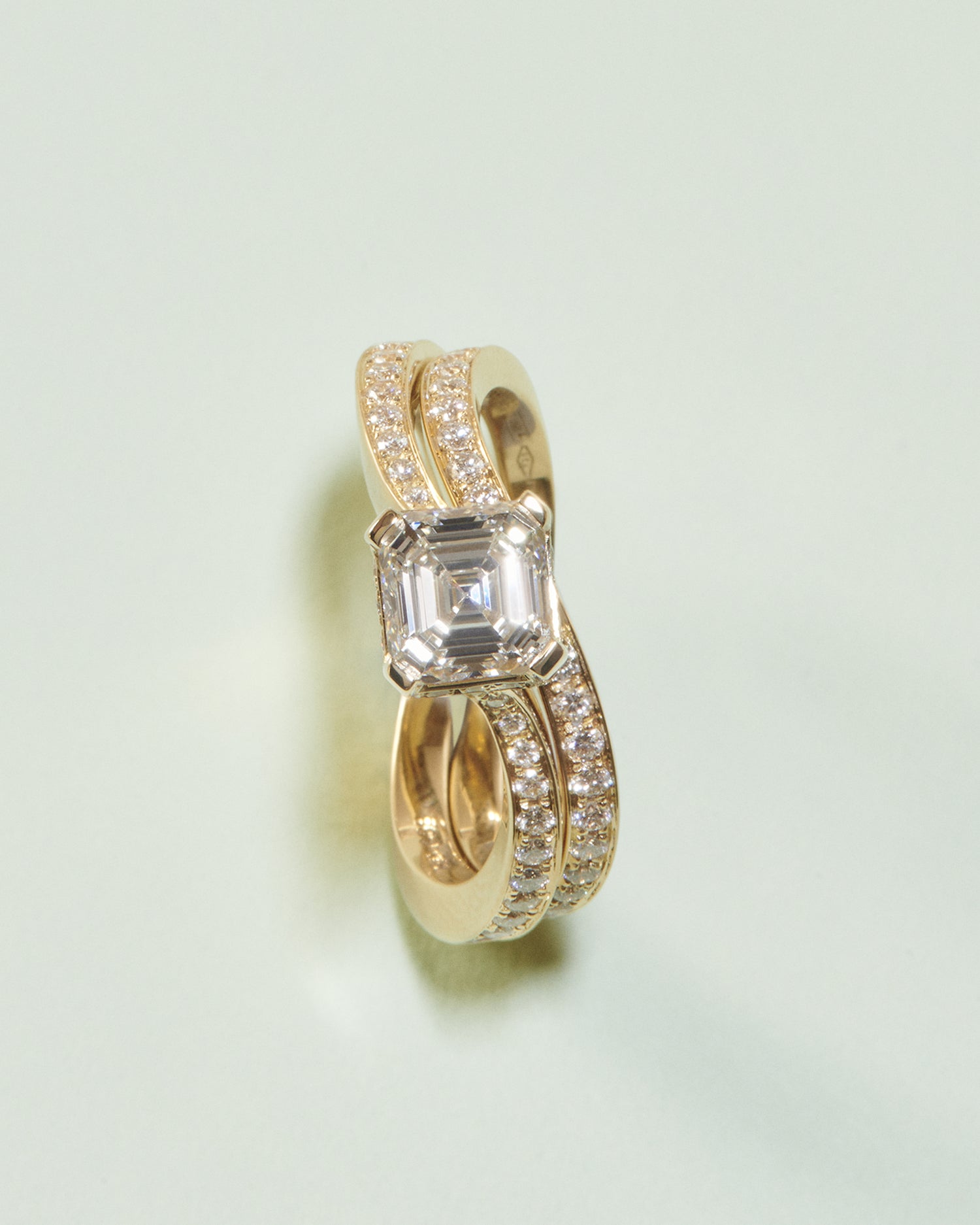 Toi Emeraude diamond ring with band.
