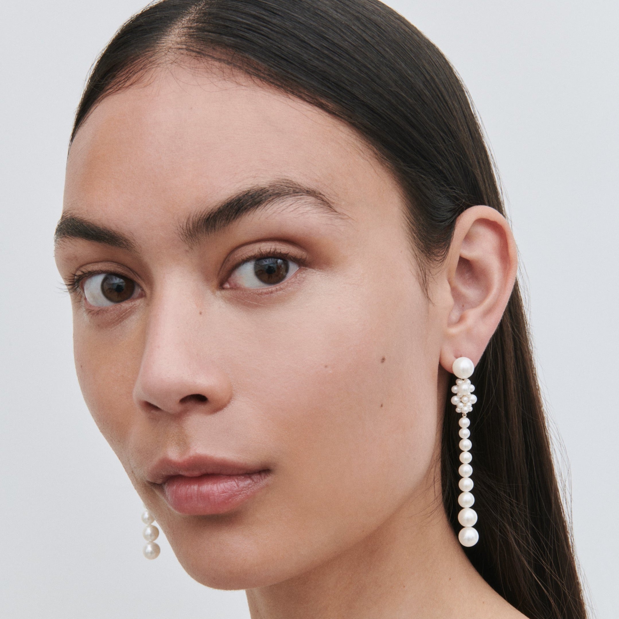 【関税込み】Sophie Bille Brahe ホワイト Colonna Perle ピアス Sophie Bille Brahe: White Colonna Perle Earrings | SSENSE