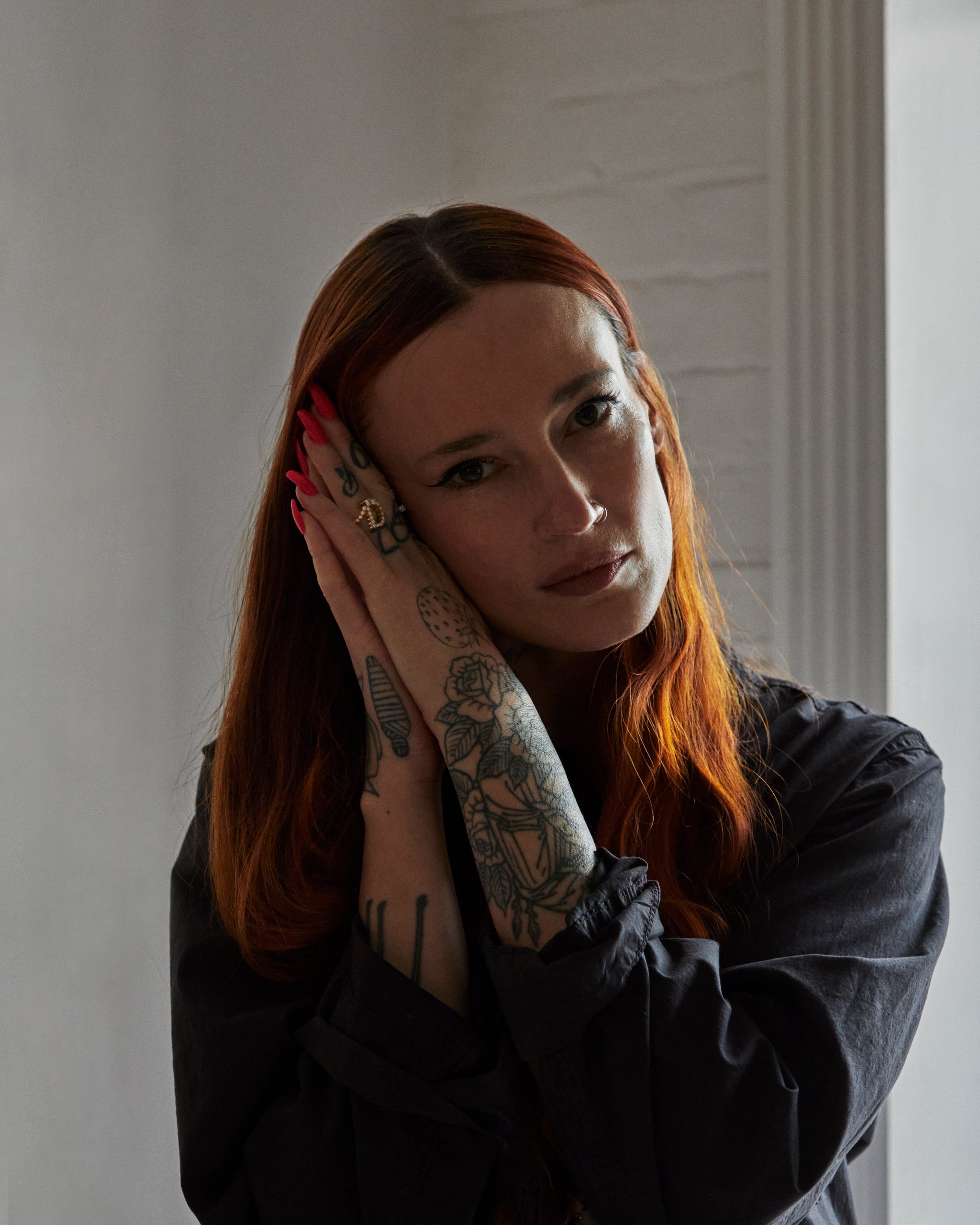 Model wearing Ensemble D diamond ring.
