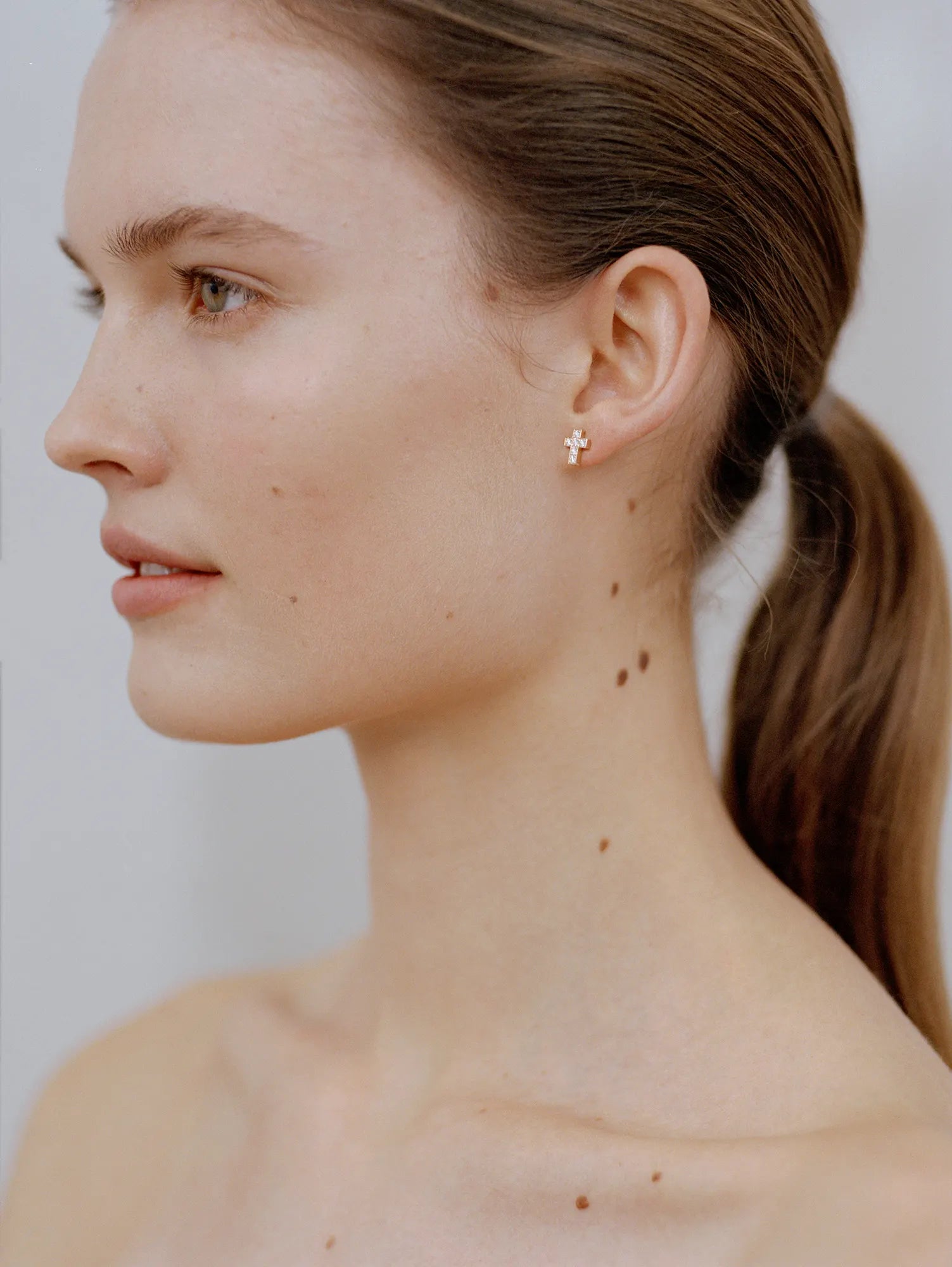 Model wearing the single diamond earring Giulietta Oreille