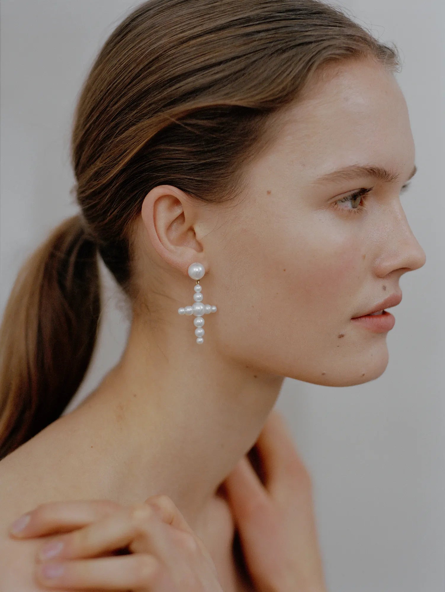 Model wearing Fellini single pearl earring