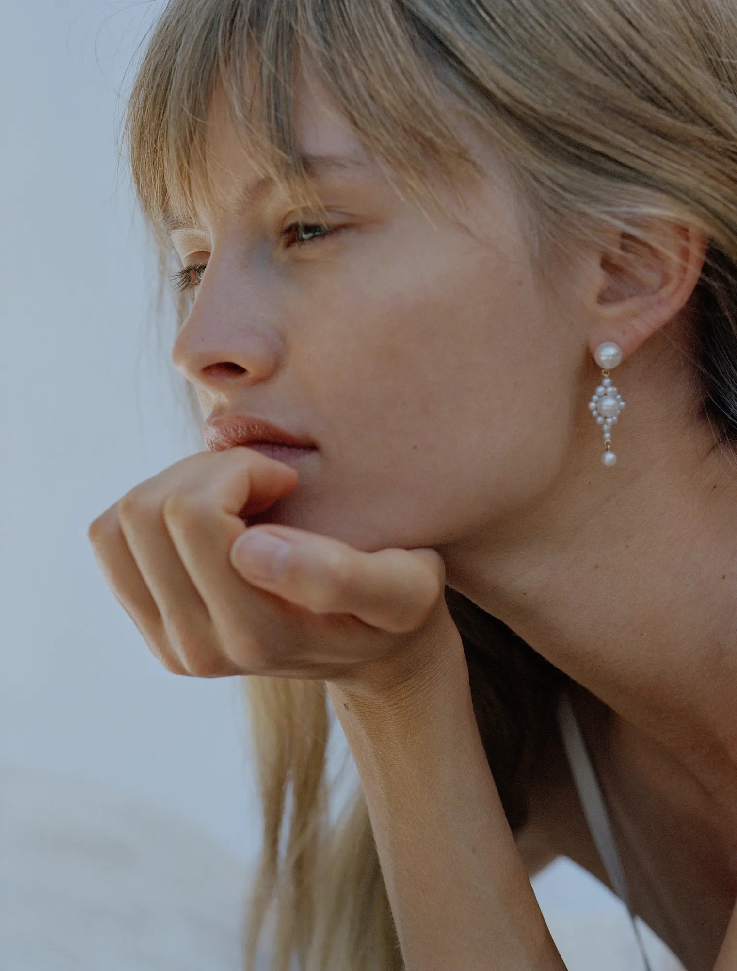 Model is wearing Venezia pearl earring