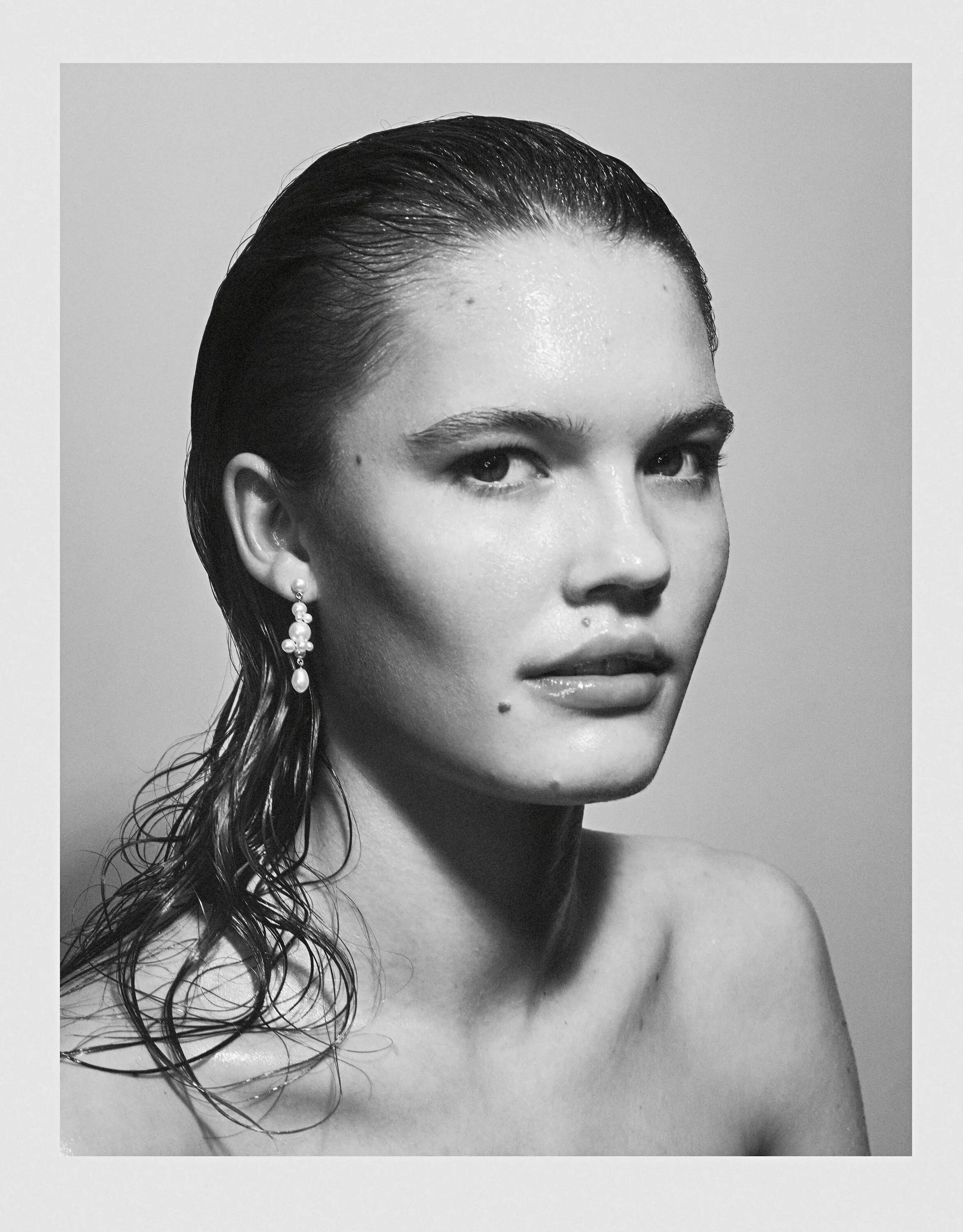 Model wearing Petite Perle Splash earring