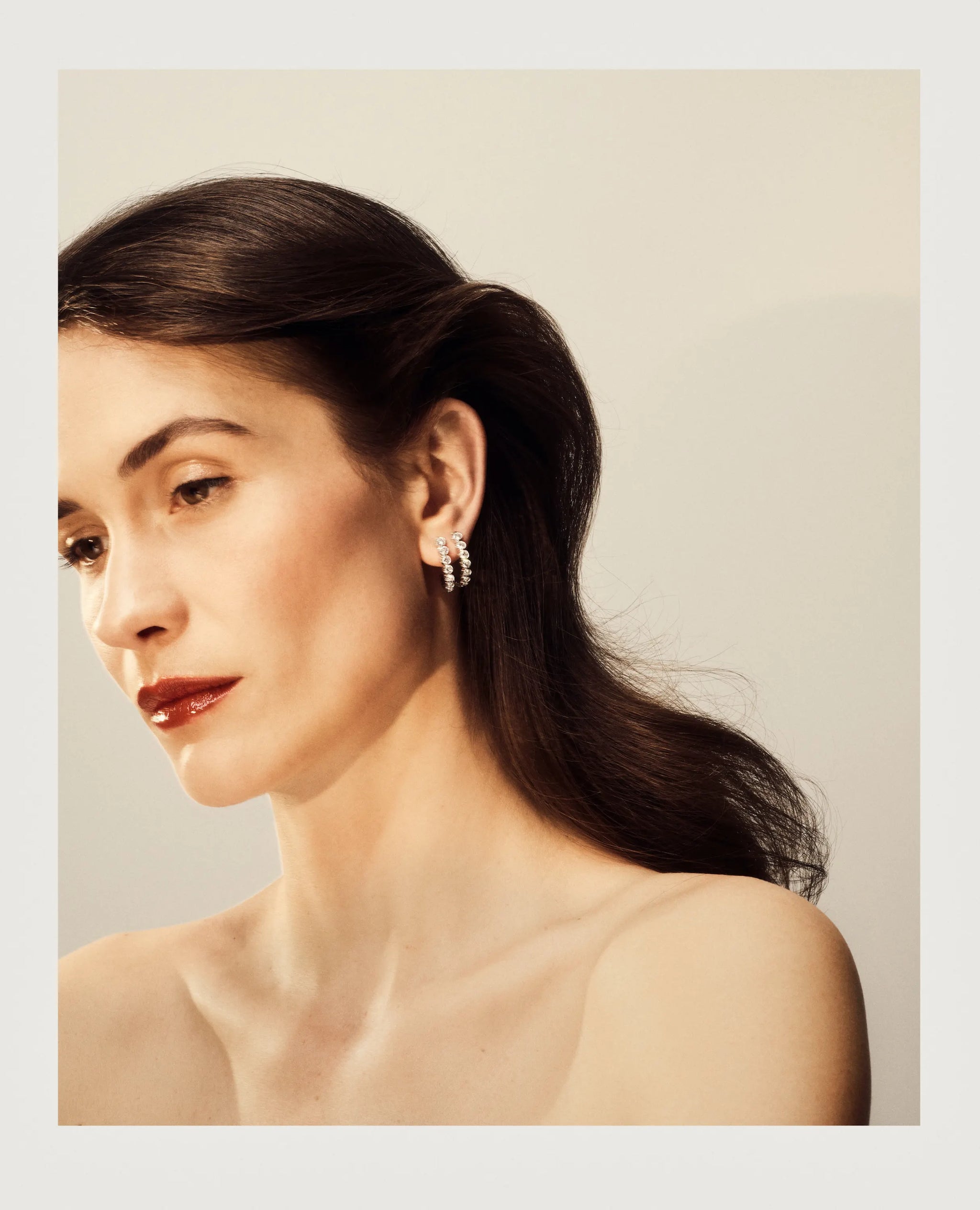 Model wearing Boucle Ensemble blanc diamond earrings